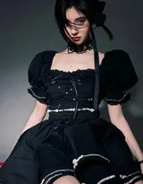 她手持象征魔法的心形道具，嘴角噙着一抹若有似无的微笑，眼神直视镜头，充满了穿透力与互动感，仿佛邀请观者进入她的暗夜国度