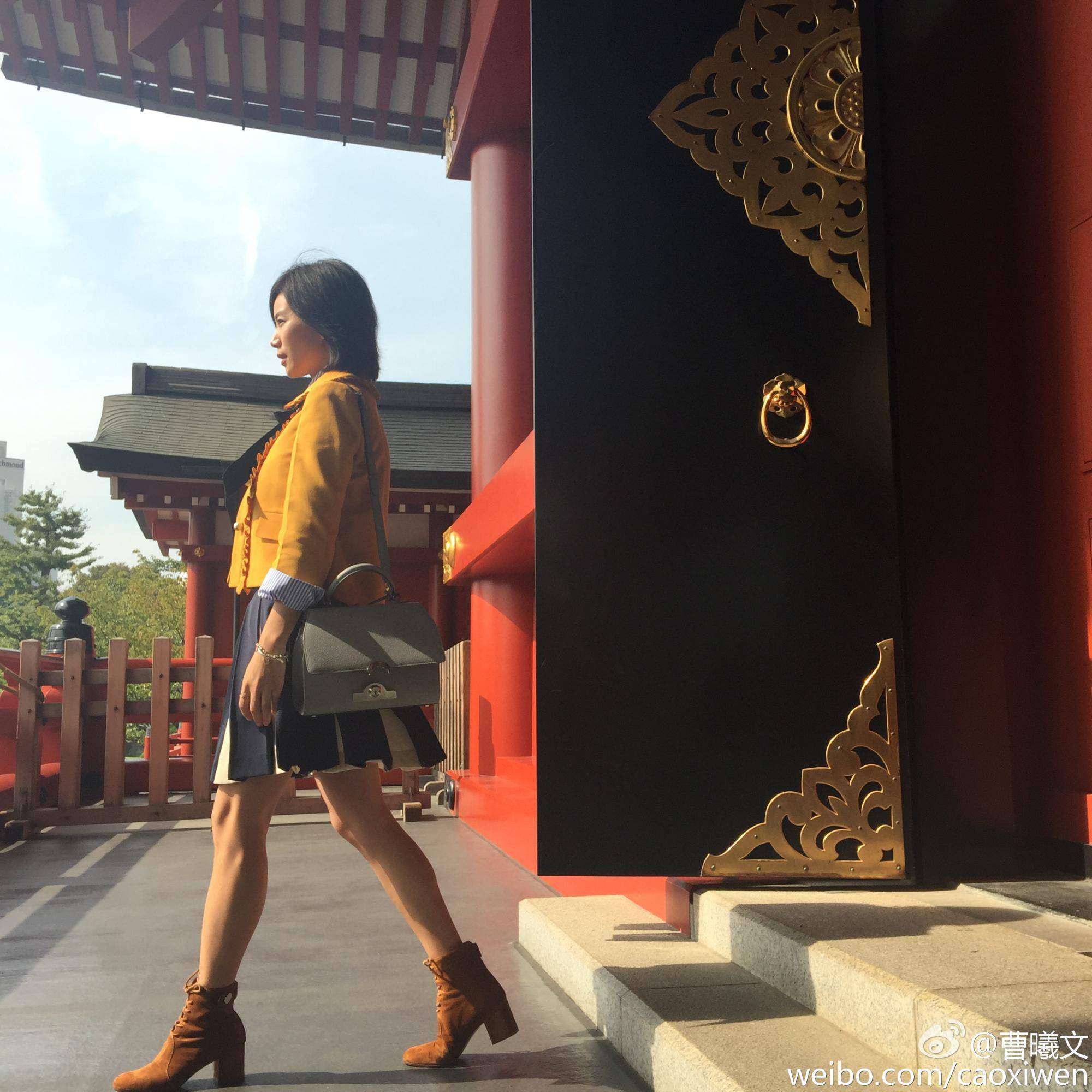 曹曦文身着简约居家服，赤脚倚靠窗边，午后阳光洒落肩头，眼神宁静望向窗外