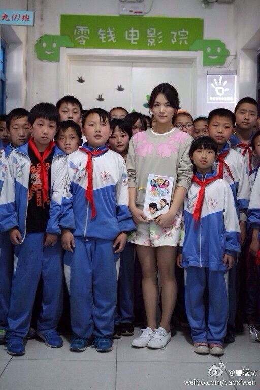 曹曦文长发披肩，回眸间露出淡然微笑，身后是温馨的家居环境