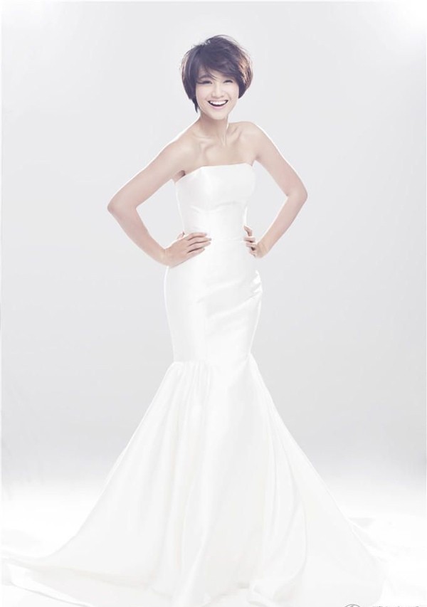 朱丹身披简约缎面婚纱于窗前凝望，侧颜温柔尽显恬静之美