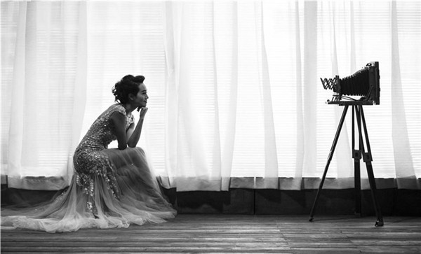 朱丹手持捧花优雅浅笑，明媚阳光洒落肩头洋溢着温暖气息