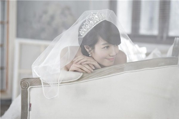 朱丹回眸一笑眼神清澈动人，轻盈头纱随风飘起宛若仙子