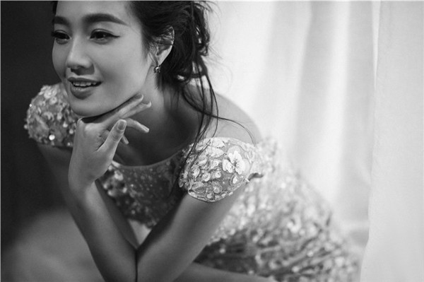 朱丹置身纯白空间裙裾轻铺，画面宁静唯美充满了对未来的无限遐想