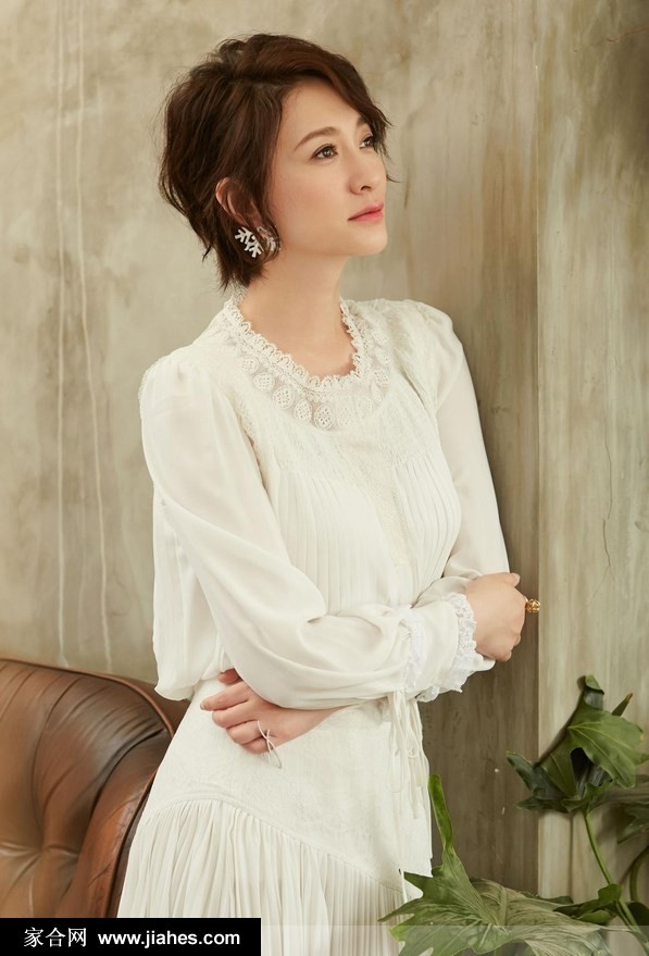 李小冉倚靠窗边，自然光线下短发微扬，展现温柔与坚毅并存的独特韵味