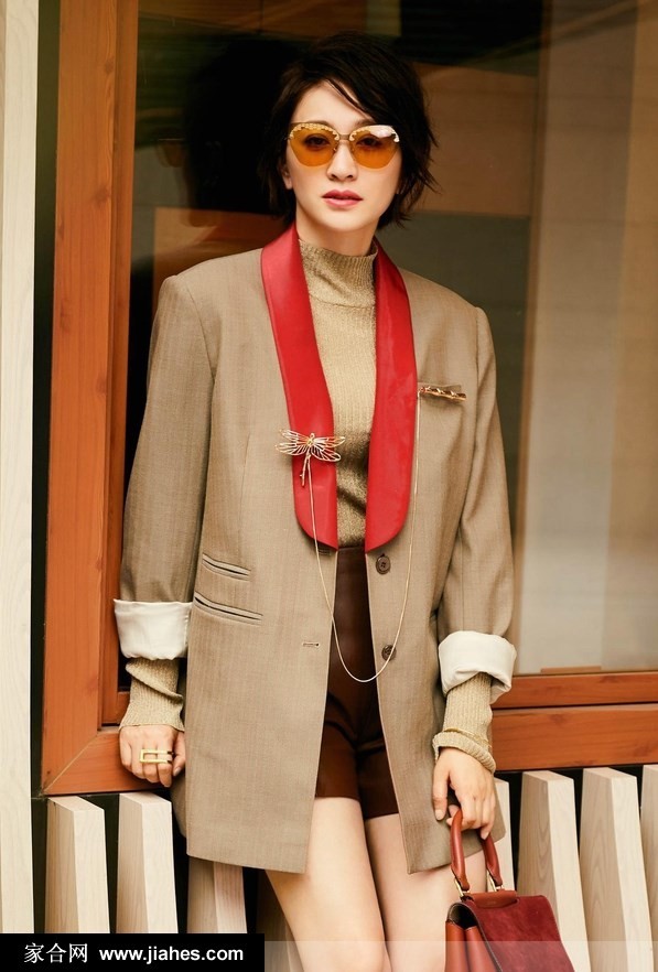 李小冉身着简约白衫侧首沉思，利落短发衬托出精致的侧脸轮廓与清冷气质