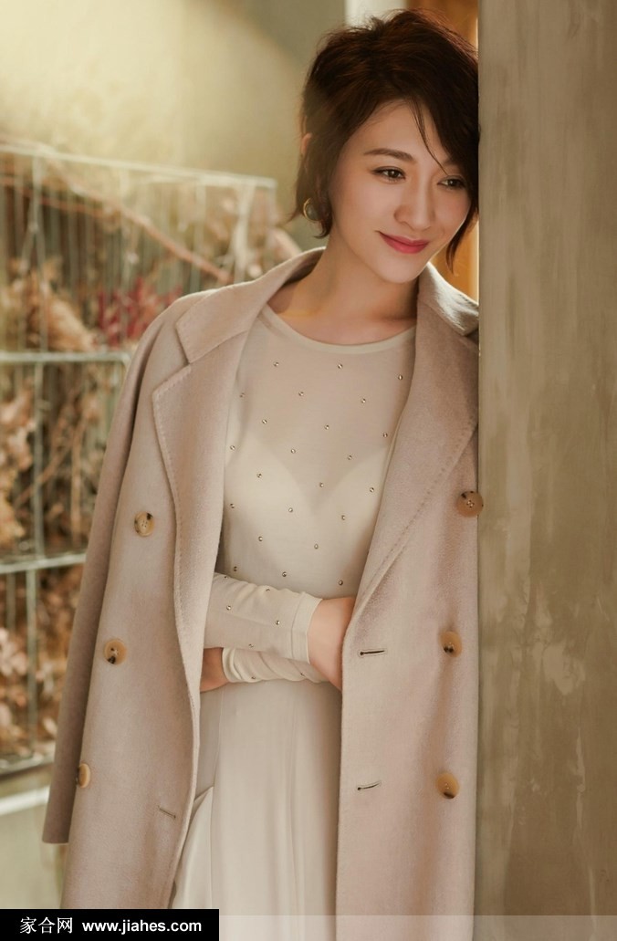 特写镜头下的李小冉，短发别于耳后，眼眸低垂，流露出静谧而深邃的文艺气息