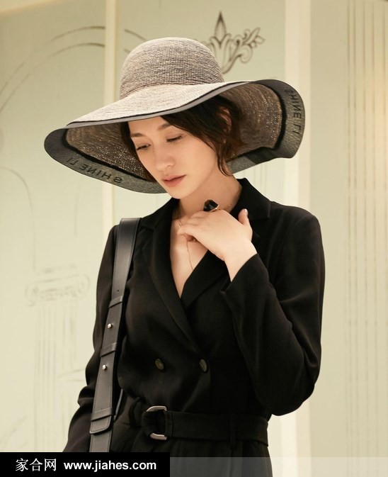 李小冉身穿米色高领毛衣凝视镜头，短发清爽，笑容淡然尽显知性温婉魅力