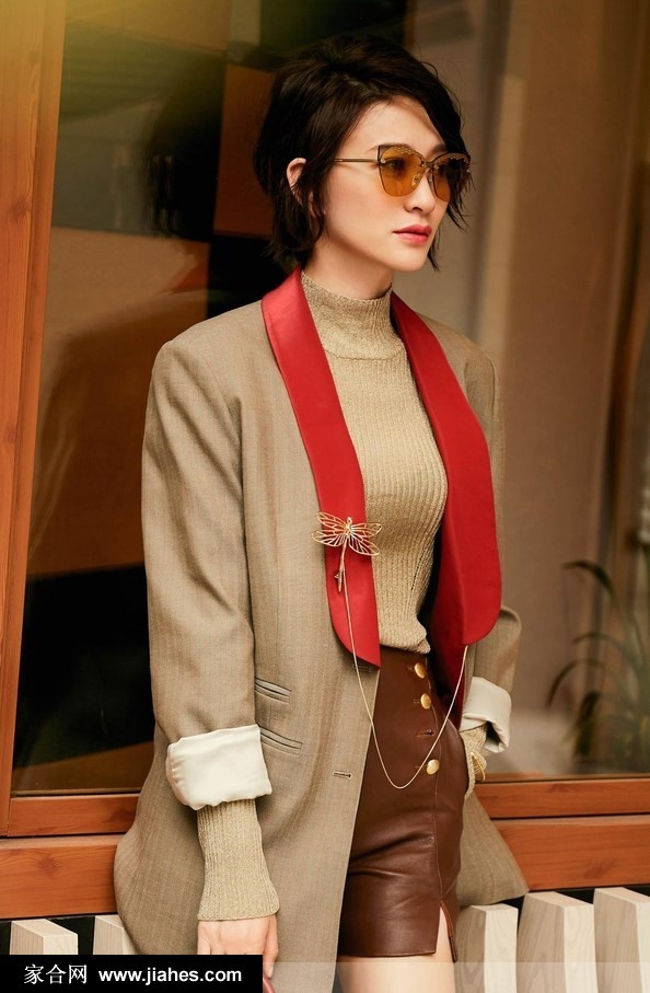 李小冉以一身优雅裙装亮相，短发造型搭配恬静姿态，演绎出东方女性的简约高级美