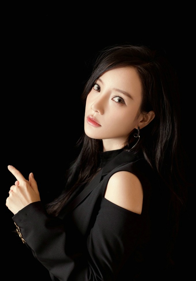 李小璐身穿黑色露肩礼裙侧身而立，展现优越肩颈线条与曼妙身姿