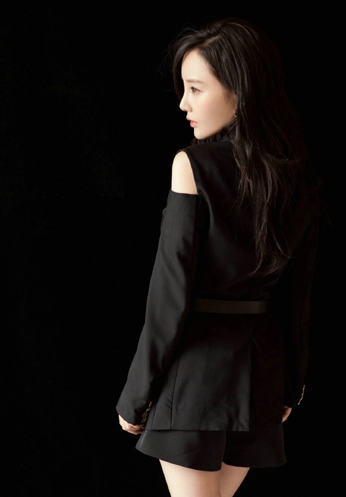 李小璐撩发瞬间定格，光影交织下冷艳眼神与精致侧颜尽显