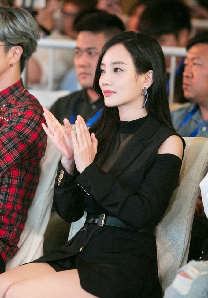 李小璐垂眸凝思，黑色裙摆轻扬，于静谧中散发迷人氛围