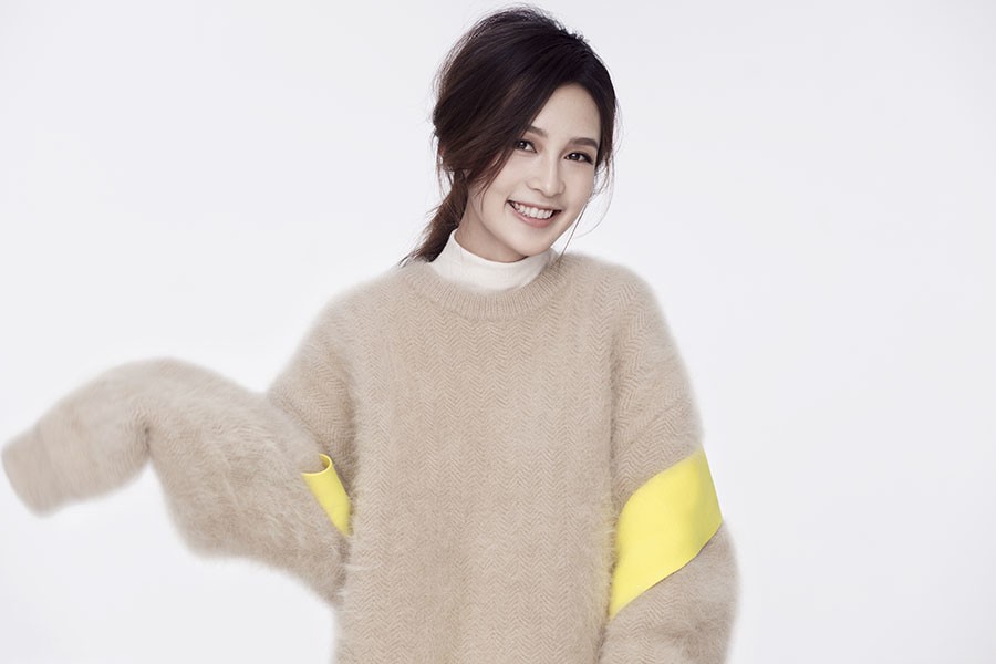 李沁侧身轻倚展露优雅浅笑 毛绒质感衬托温柔气质