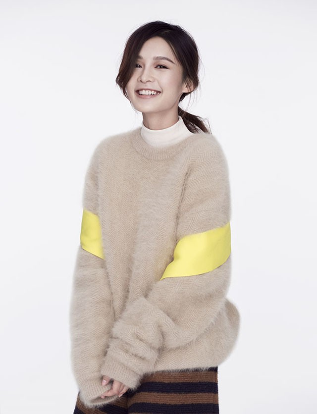 李沁怀抱柔软靠枕惬意小憩 冬日暖阳下尽显慵懒自在