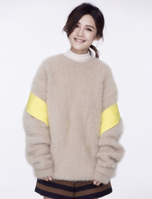 李沁俏皮眨眼瞬间捕捉 灵动表情宛若邻家少女