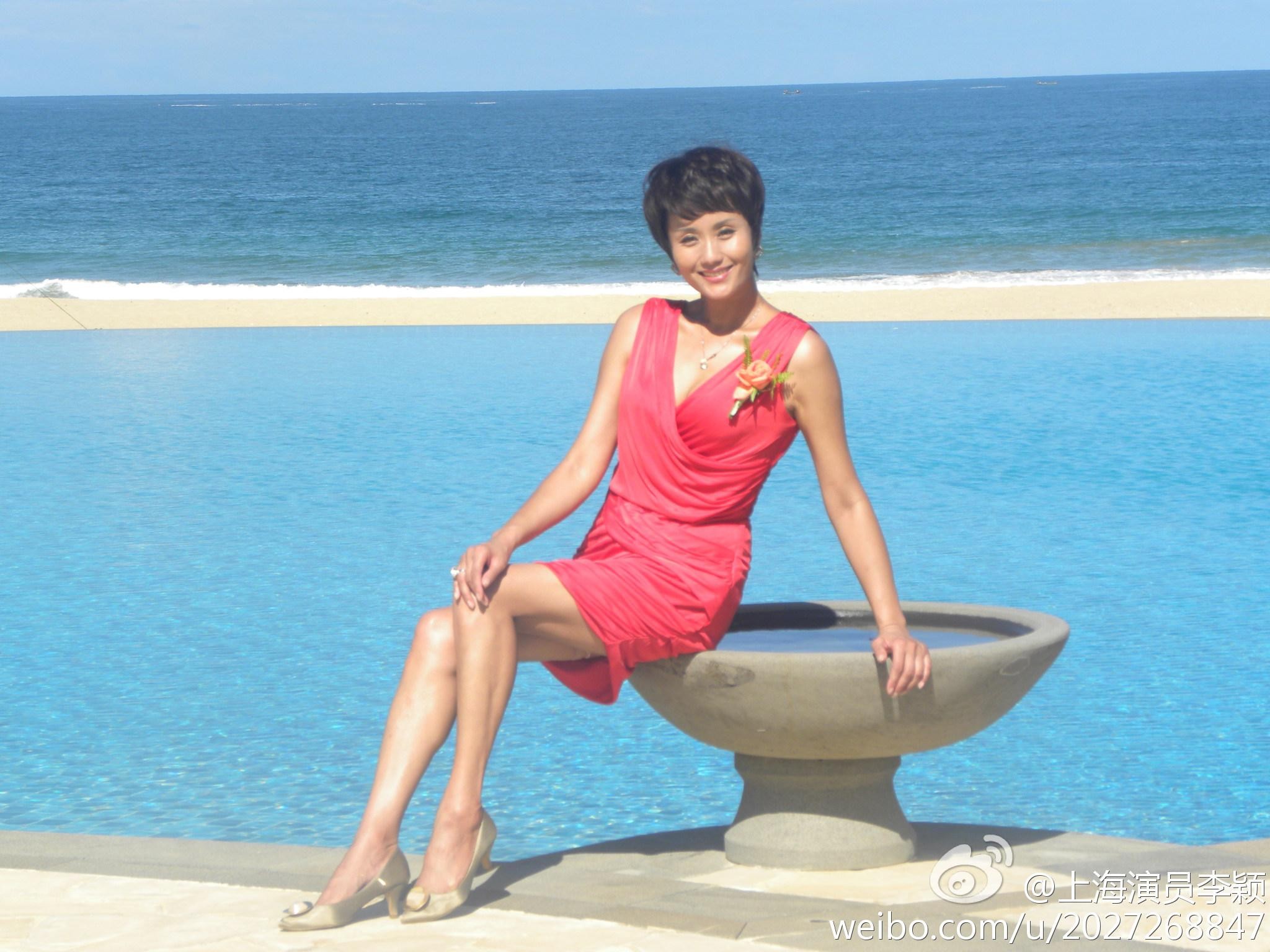 特写镜头下的李颖面容精致，与红色裙装相映成辉，尽显成熟女性韵味