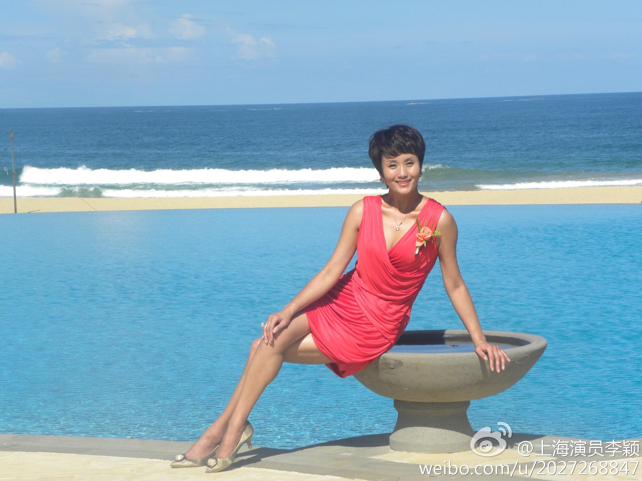 李颖漫步间裙摆轻扬，姿态从容仿佛正在进行一场时尚大片的拍摄