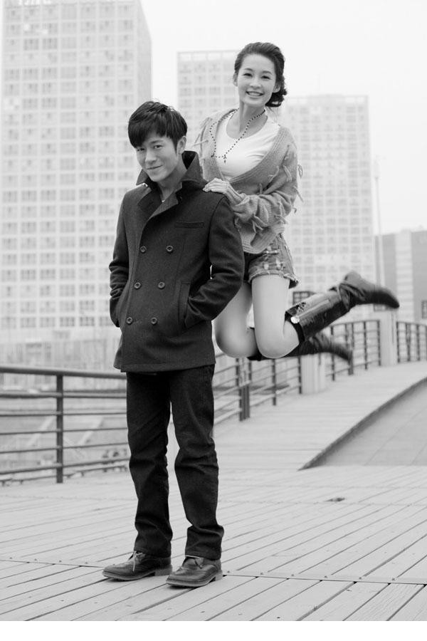 浪漫氛围下二人额头轻触，气息交融爱意弥漫