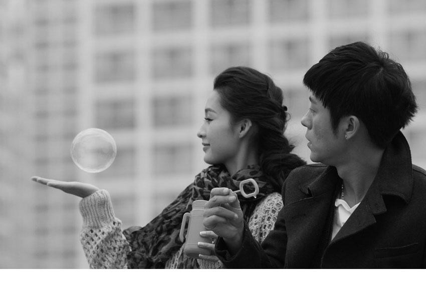 林申轻抚李沁发丝，两人相视而笑如春日暖阳