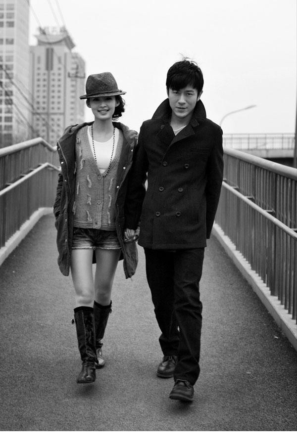 午后光影中李沁俏皮靠肩，林申环抱尽显宠溺