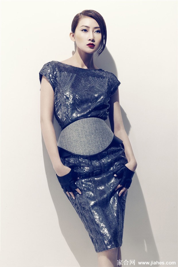 林鹏倚靠光影之间 微卷长发与深邃侧颜勾勒迷离氛围