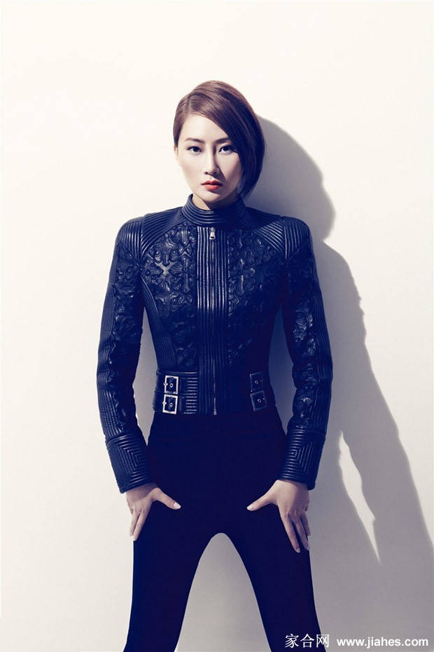 林鹏身着个性时装漫步 动态抓拍展现不羁与自由态度