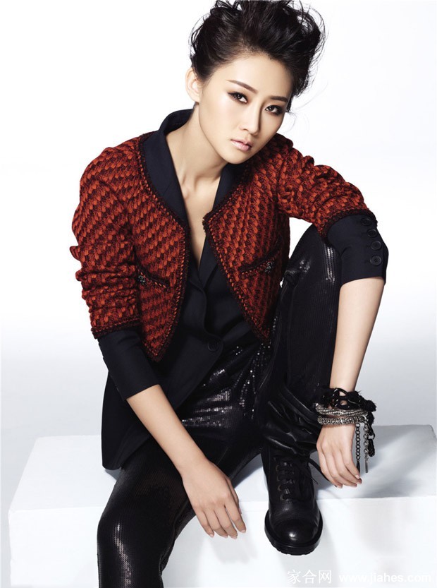 林鹏置身简约空间 姿态慵懒而自信散发强大气场