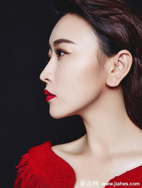 毛俊杰侧身回眸，一袭修身红裙勾勒出曼妙身姿曲线