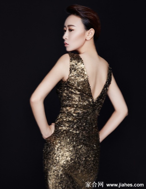 毛俊杰慵懒倚靠，红色裙摆如花朵般散开，眼神妩媚深邃