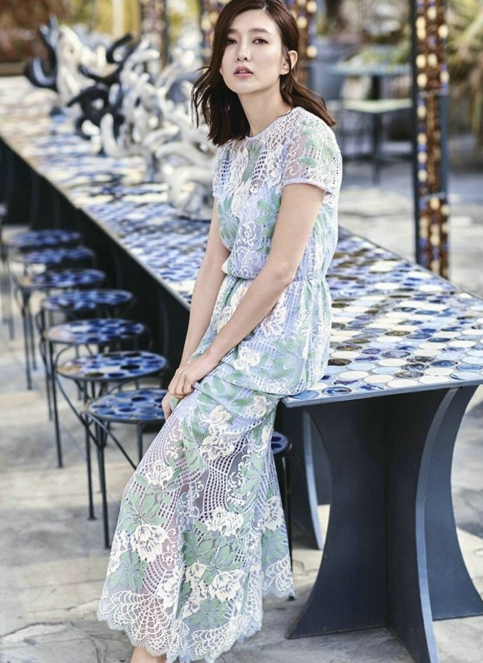 江疏影托颈凝视远方，优越侧颜与修长颈线在镜头下构成一幅极具艺术感的静谧画面