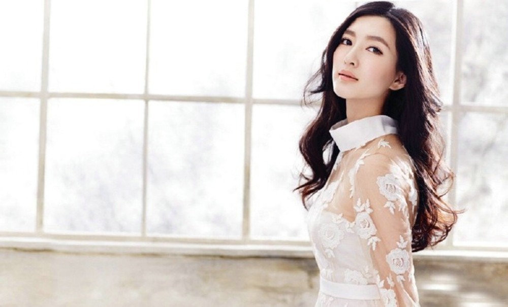 江疏影以手支颐陷入沉思，画面充满静谧的文艺气质，仿佛时间在此刻为她放缓了流速