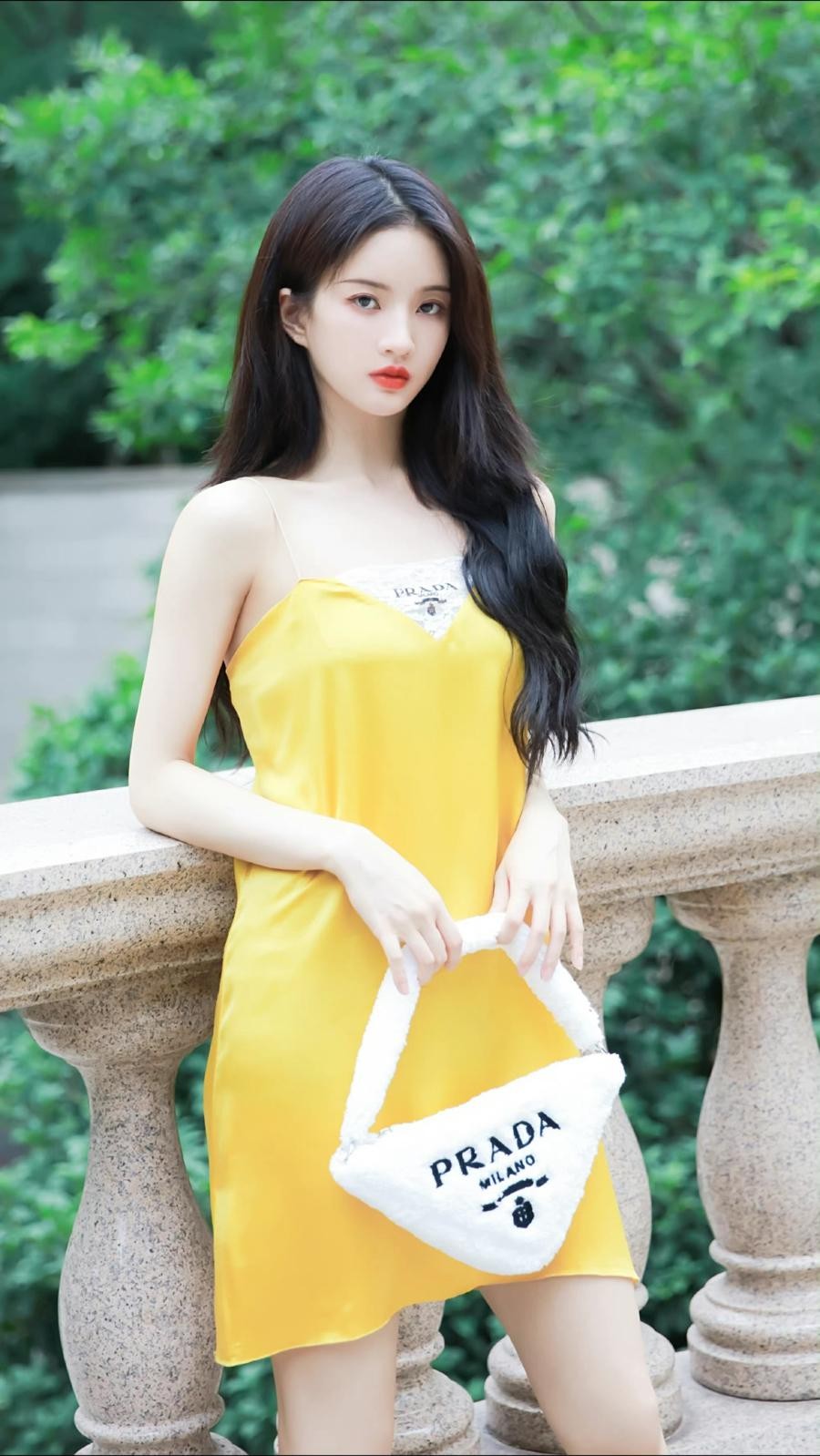 午后阳光穿过叶隙，在她身上投下梦幻光斑，她闭目感受这一刻的宁静悠长