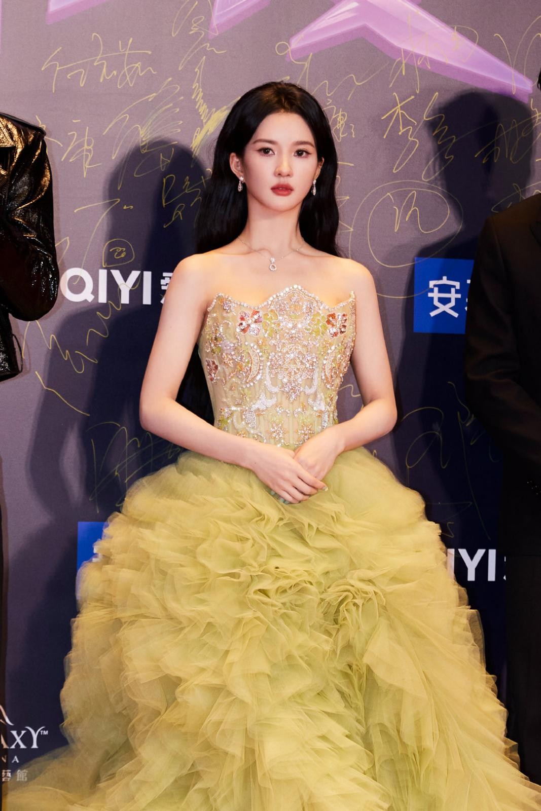 暖阳透过玻璃窗，她蜷坐在木质地板上，周身笼罩着一层静谧而治愈的金色光晕