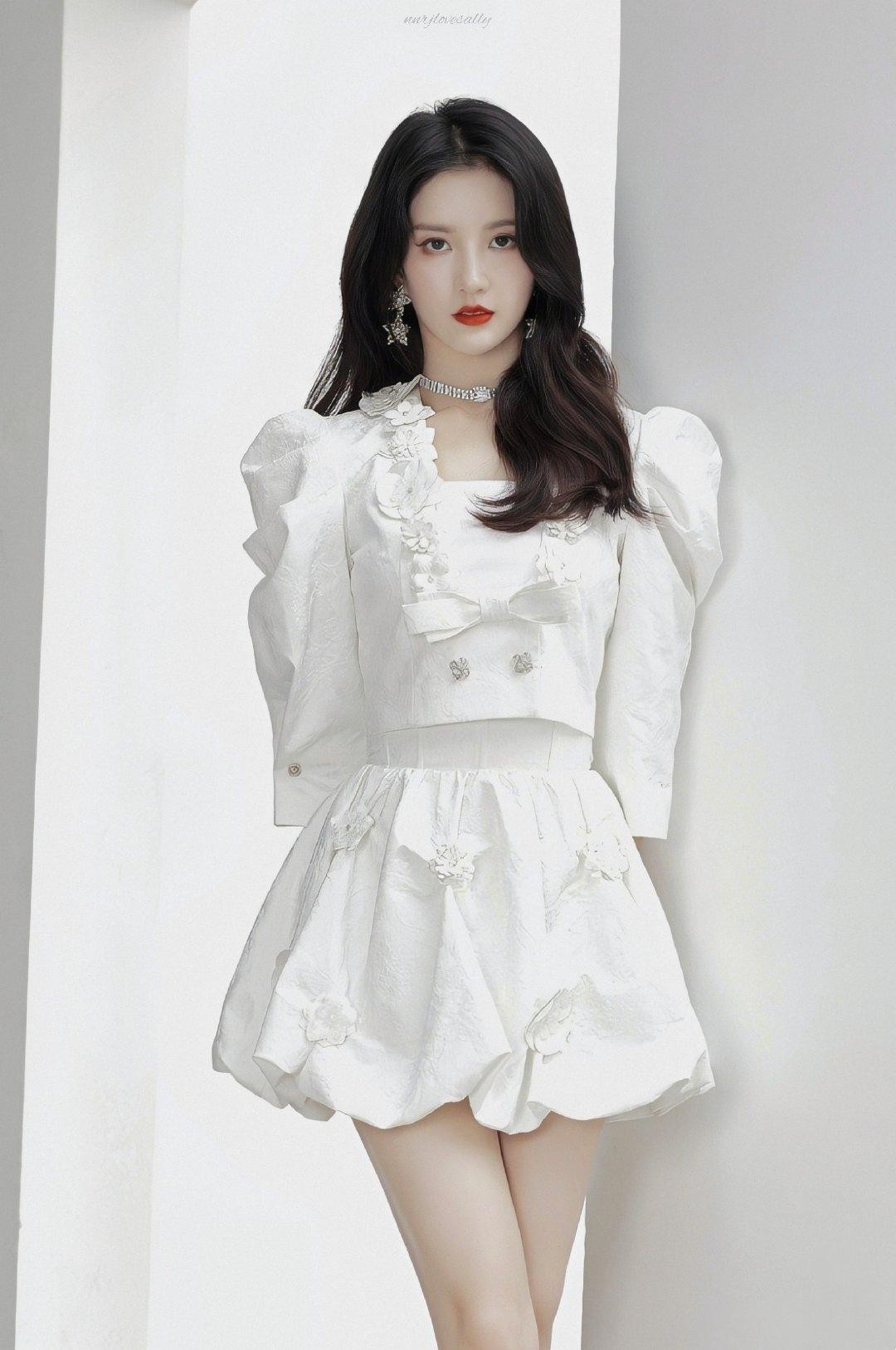 她回眸瞬间与镜头悄然相遇，发丝与衣角随风轻扬，仿佛整个夏天的风都聚集于此