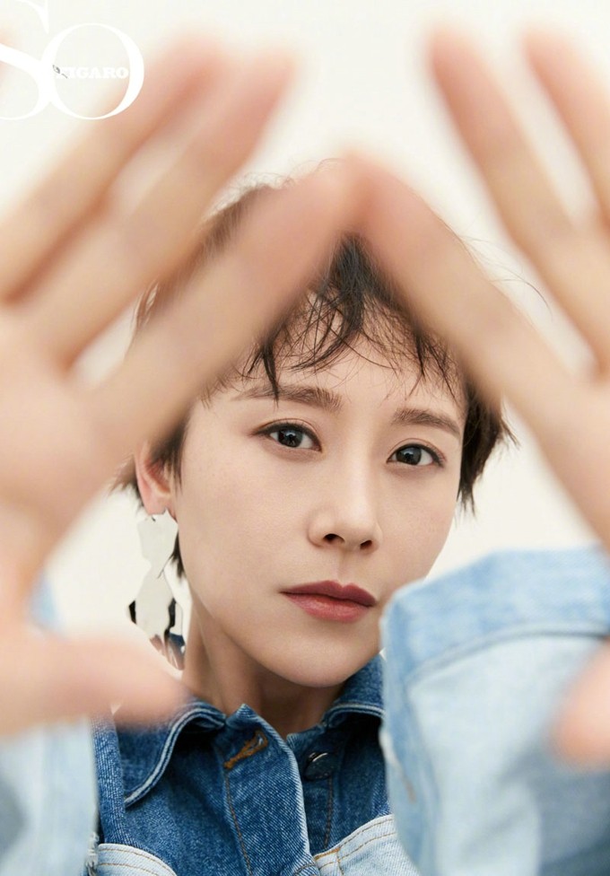 海清身着浅棕色廓形大衣伫立，眼神深邃凝望远方，尽显秋日慵懒而坚定的氛围