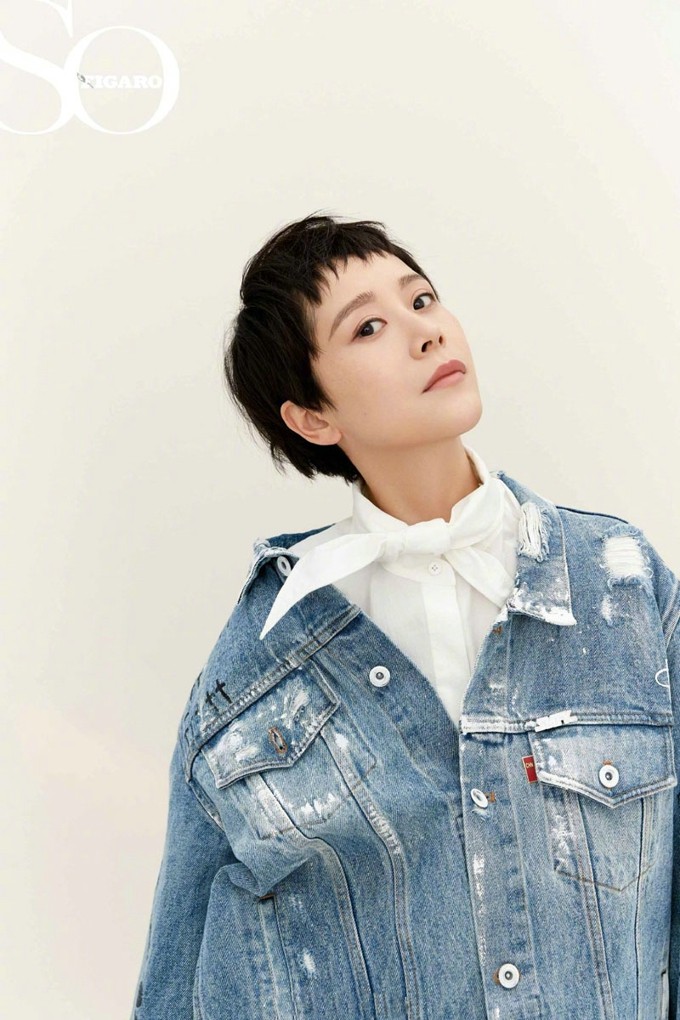 海清侧身回眸，利落短发与简约服饰勾勒出干练轮廓，一缕光线映照出从容而富有故事感的侧颜