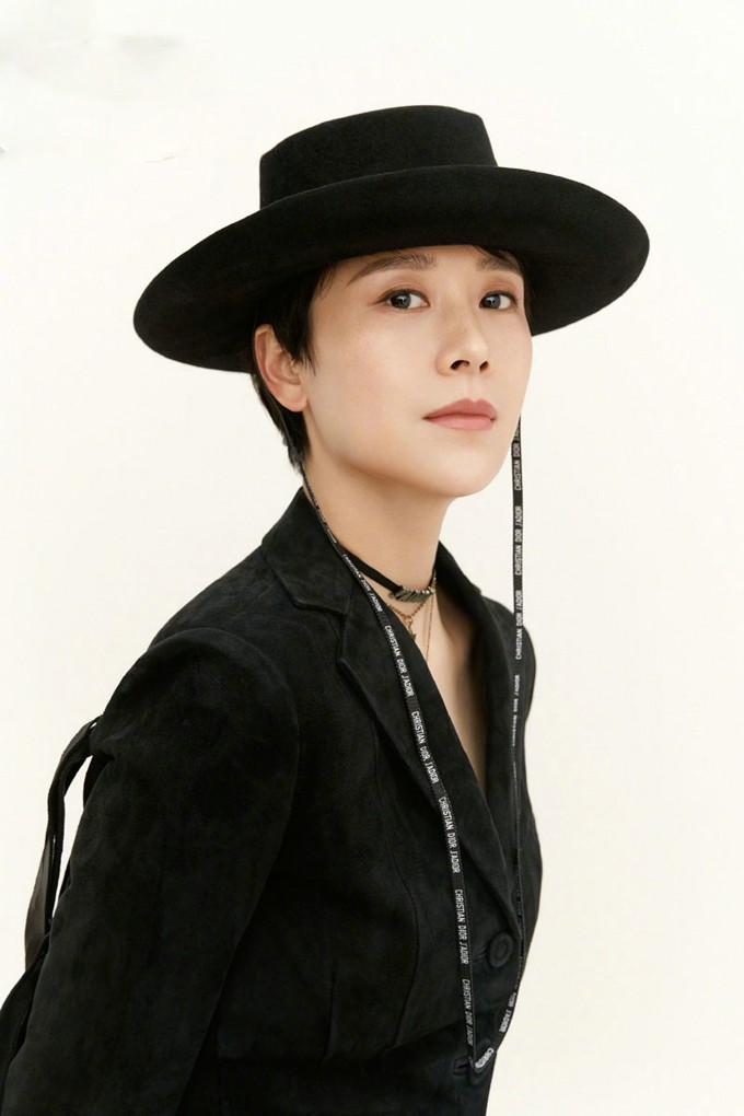 海清身穿干练西装倚靠，柔和光影洒落肩头，演绎出简约服饰下的柔美与力量感