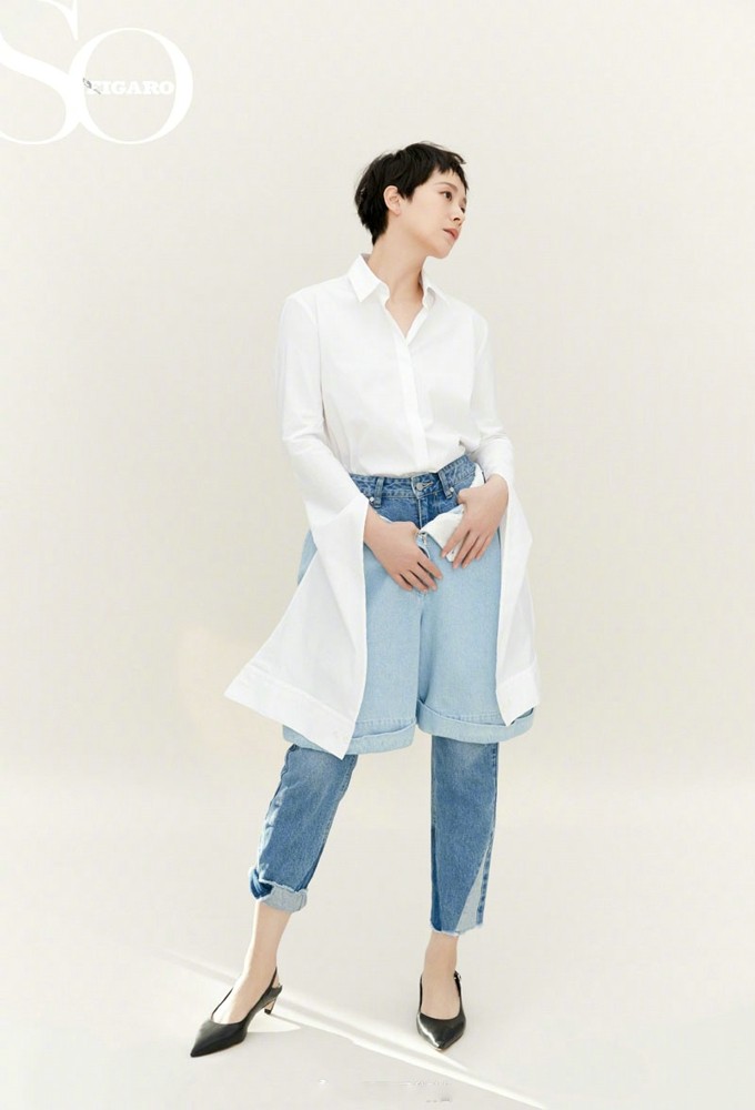 海清闭目沉思，置身于纯净背景之中，极简穿搭衬托出沉静而富有内在力量的神态