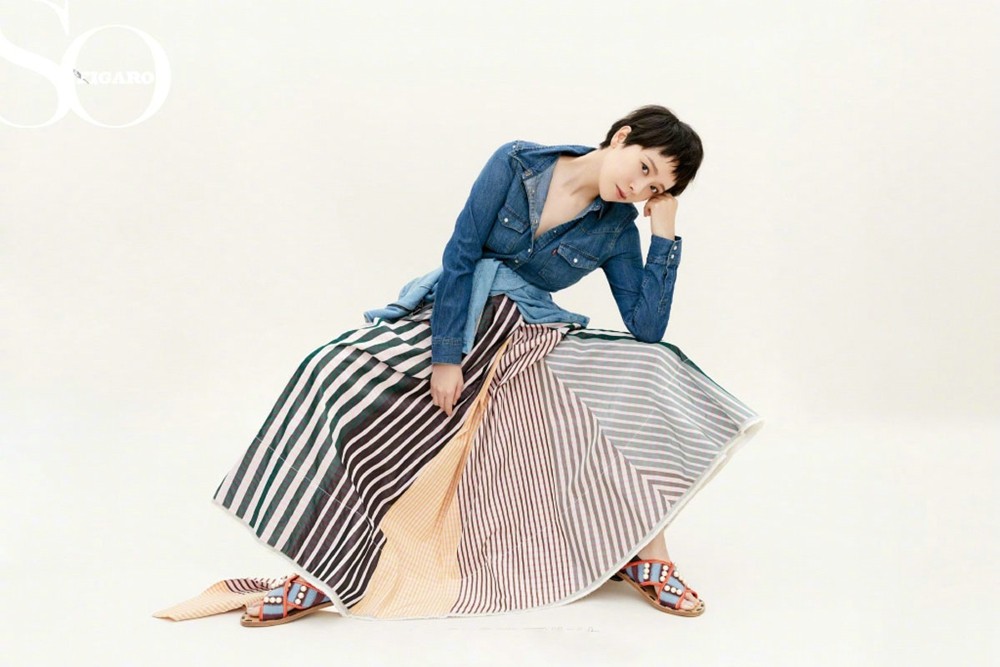 海清以一身复古黑裙造型直面镜头，微卷短发与红唇凸显经典韵味，展现出极具张力的静态美感