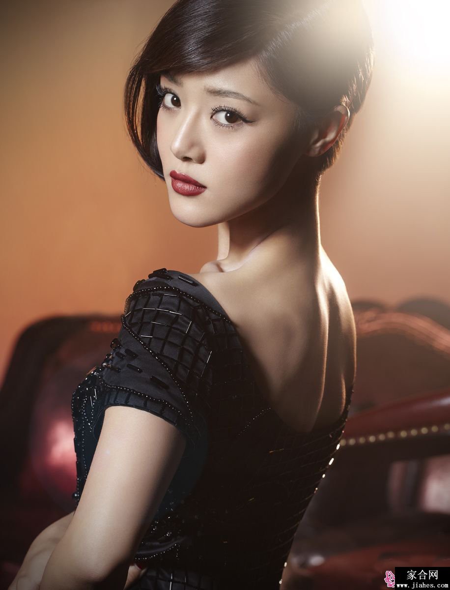 邓家佳一袭复古红裙惊艳动人，红唇妆容彰显自信与成熟魅力