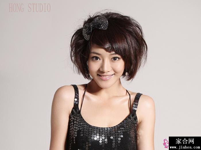 邓家佳托腮凝望镜头眼神专注，散发出温柔而恬静的文艺气息