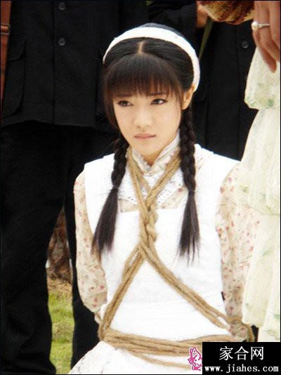 邓家佳展现惬意休闲的日常瞬间，笑容温暖治愈如邻家女孩