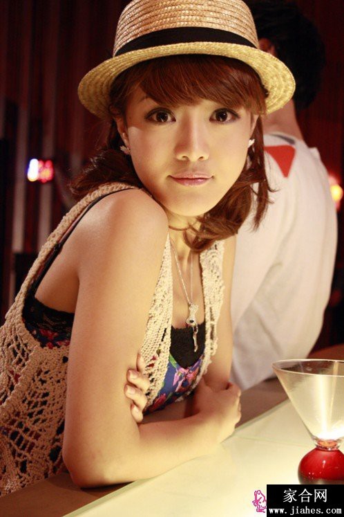 邓家佳回眸一笑瞬间抓拍，发丝与裙摆轻扬灵动感十足