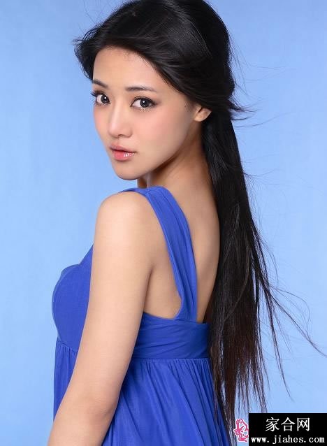 邓家佳在特写镜头下眼眸清澈透亮，仿佛蕴含着无尽的故事感