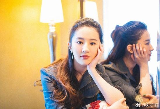 38岁刘亦菲单身8年:仙女人设崩了,松弛活法封神了 38岁刘亦菲单身8年:仙女人设崩了,松弛活法封神了