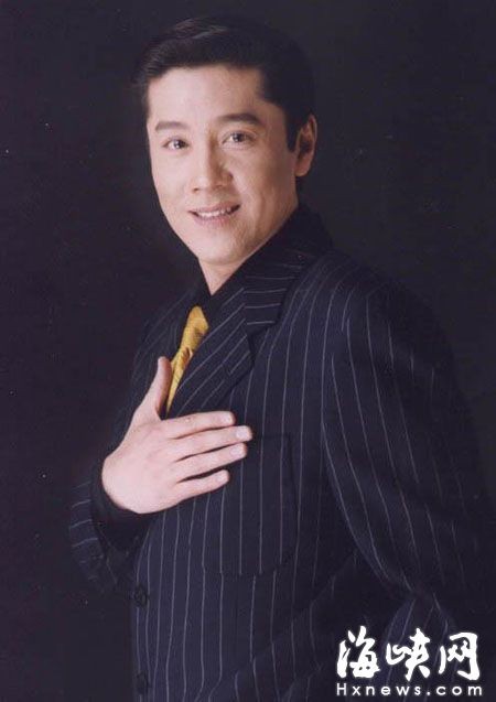 57岁蔡国庆连登三台春晚，从“春晚常青树”到“综艺顽童”的魔幻蜕变