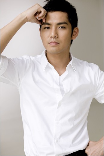 51岁钟汉良新剧霸屏、综艺连轴转，隐婚离婚未解之谜后，他选择这样活