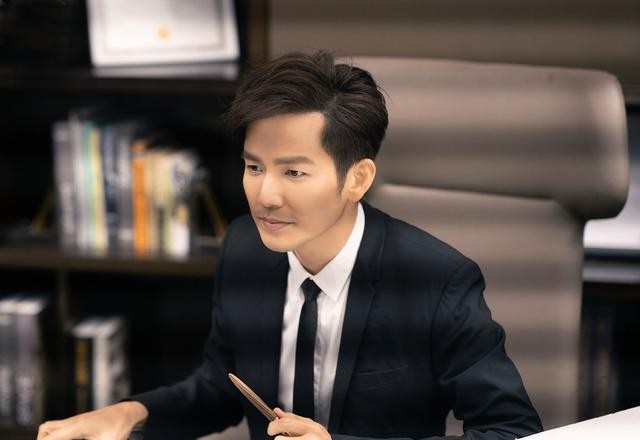 51岁钟汉良新剧霸屏、综艺连轴转，隐婚离婚未解之谜后，他选择这样活