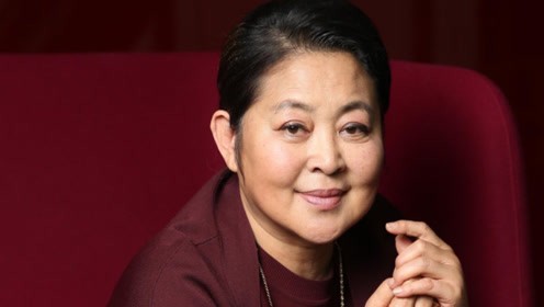 67岁倪萍争议后再翻红，喊话吴京后浪姐舞台上演“教科书级破冰”