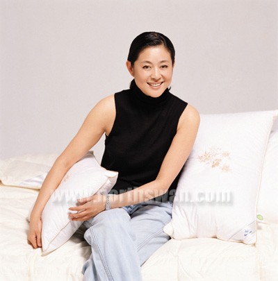 67岁倪萍争议后再翻红，喊话吴京后浪姐舞台上演“教科书级破冰”