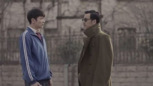 56岁张嘉译别墅庆生，从白发大叔到黑发男神，叔圈顶流活成了娱乐圈最大的反差